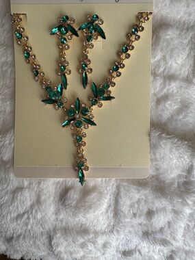 Elegant Green Crystal Gold-Tone Necklace & Earrings Set